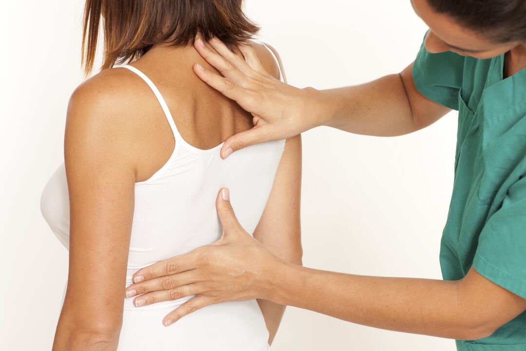 médico examina as costas con osteocondrose torácica